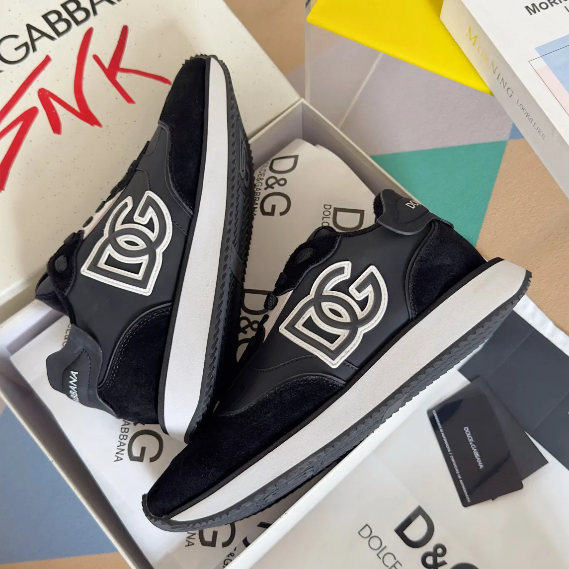 Factory price: 458💰D&G's latest Cushion series casual sports shoes, dad shoes, running shoes, original purchase and development, production, handmade, but always looking to the future. The new Cushion sneakers feature a two-tone suede upper accented by a mesh contrasting printed DG cross logo on the side. The lightweight, grippy rubber outsole is innovatively designed to provide excellent performance, while the jacquard label adds timeless style. Exquisite packaging at the delivery counter🛍📦 ▪️ Fabric: Original custom-made first-layer cowhide ▪️ Lining: Original custom-made breathable towel lining ▪️ Sole: Original open-molded rubber material ▪️ Bottom thickness: 3.5CM ▪️ Size: Men's 38-44, customized 45